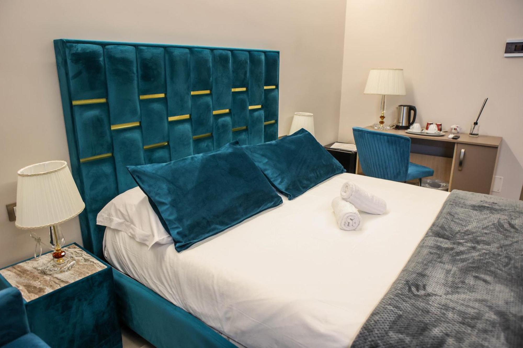 B&B Suites&Rooms Piazza Dei Martiri Катания Екстериор снимка