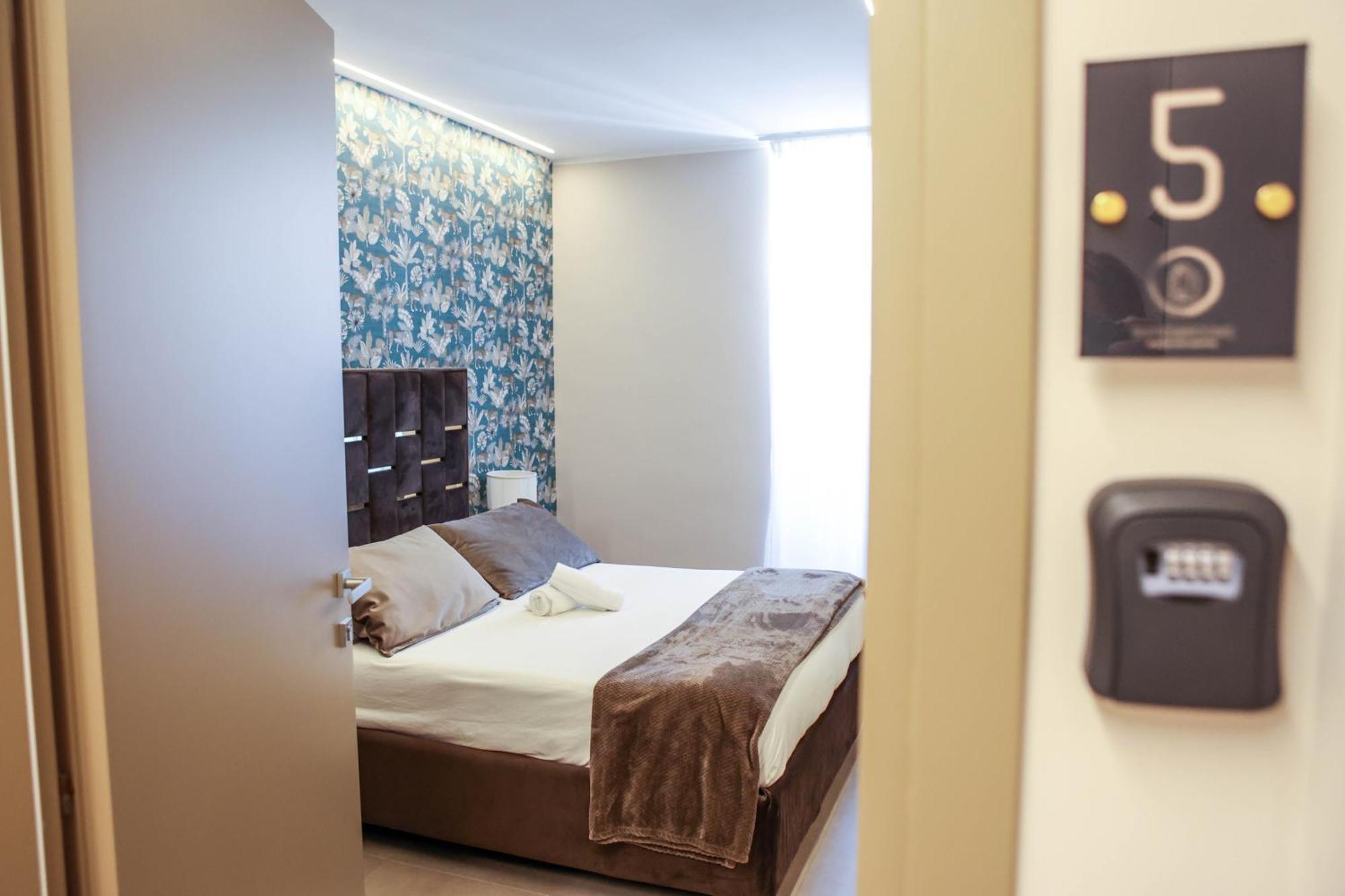 B&B Suites&Rooms Piazza Dei Martiri Катания Екстериор снимка