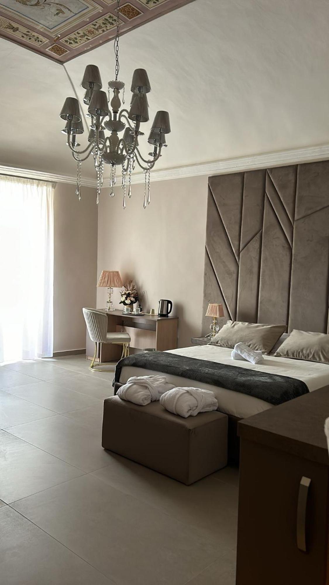B&B Suites&Rooms Piazza Dei Martiri Катания Екстериор снимка